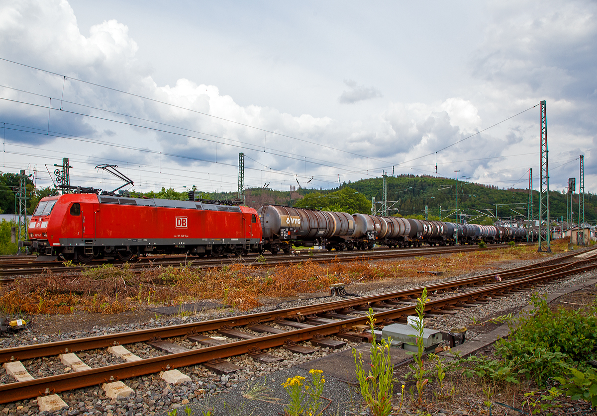 
Die auch für die Schweiz zugelassene185 143-5 (91 80 6185 143-5 D-DB) der DB Cargo AG fährt am19.06.2020, mit einem gewaltig lagen Kesselwagenzug, durch Betzdorf (Sieg) in Richtung Köln. 

Die TRAXX F140 AC wurde 2003 bei Bombardier in Kassel unter der Fabriknummer 33606 gebaut. Sie hat die Zulassungen für Deutschland und die Schweiz, man kann es auch an den vier DSA-200 Einholm-Stromabnehmer erkennen. Außen sind jeweils die für das Schweizernetz bestimmten Stromabnehmer mit einer Wippenbreiten von 1.450 mm (500 mm schmaleren) und innen die DB-Netz bestimmten mit einer Wippenbreiten von 1.950 mm.
