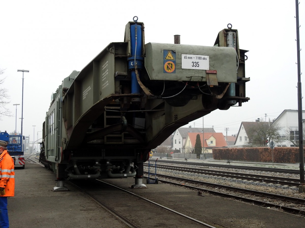 Die auf St�tzen stehendeWaggonh�lfte der 84 80 D AMPR 996 0 003-5, Baujahr 1961, von Ampiron mit Siemens-Transformator f�r Max.-Dauerleistung von 333,33 MVA, V�hringen am 09.03.2016.