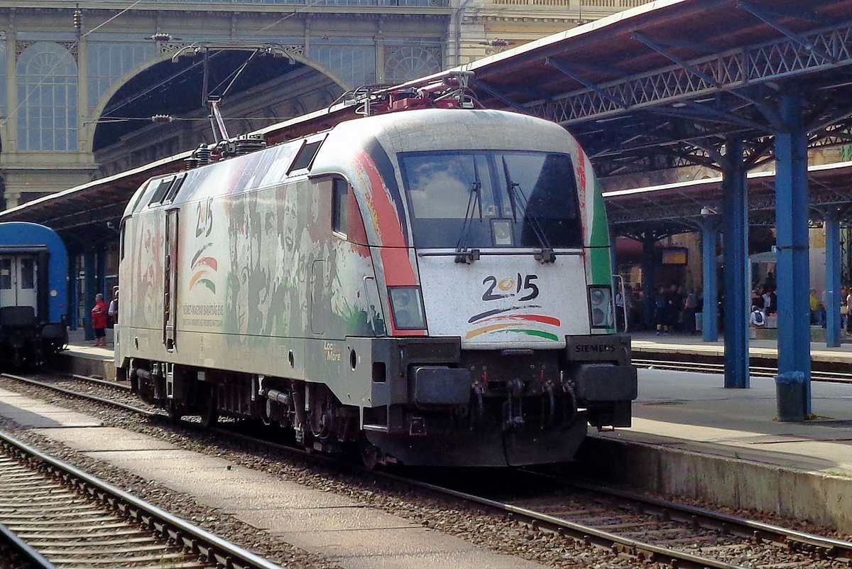 Die Aufkleber für 25 jahre Pan-Europäischer Picknick (1989 an die Österreichiasch-Ungarischen Grenze bei Sopron) sind schon verschlissen wan 470 003 sich in Budapest-Keleti vor ein IC nach Szombathely setzt am 11 Mai 2018.