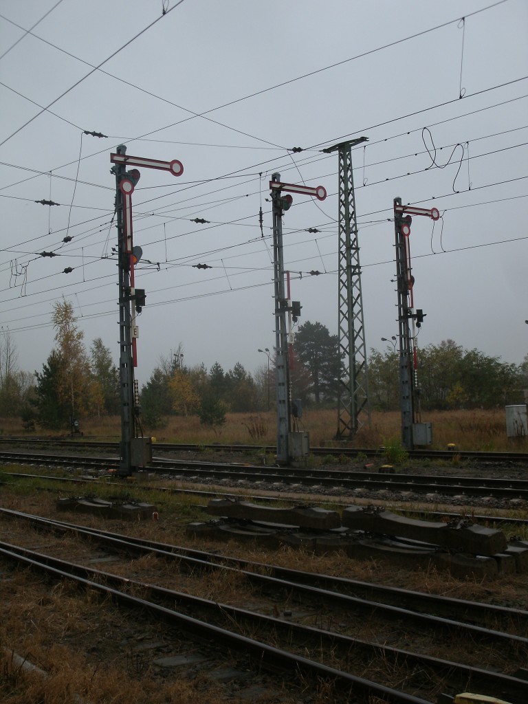 Die Ausfahrsignale Richtung Stralsund und die hier gezeigten Ausfahrsignale in Richtung Neubrandenburg in Demmin sind Formsignale,dagegen sind beide Einfahrsignale Lichtsignale.Aufgenommen am 02.November 2013.