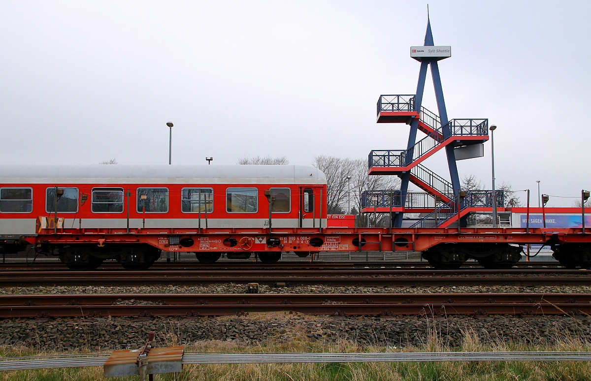 Die Autoverladung in Niebüll mal anders gesehen, der DB Sylt Shuttle Aussichtsturm sowie abgestellte Shuttle Einheiten. Niebüll 29.03.2014