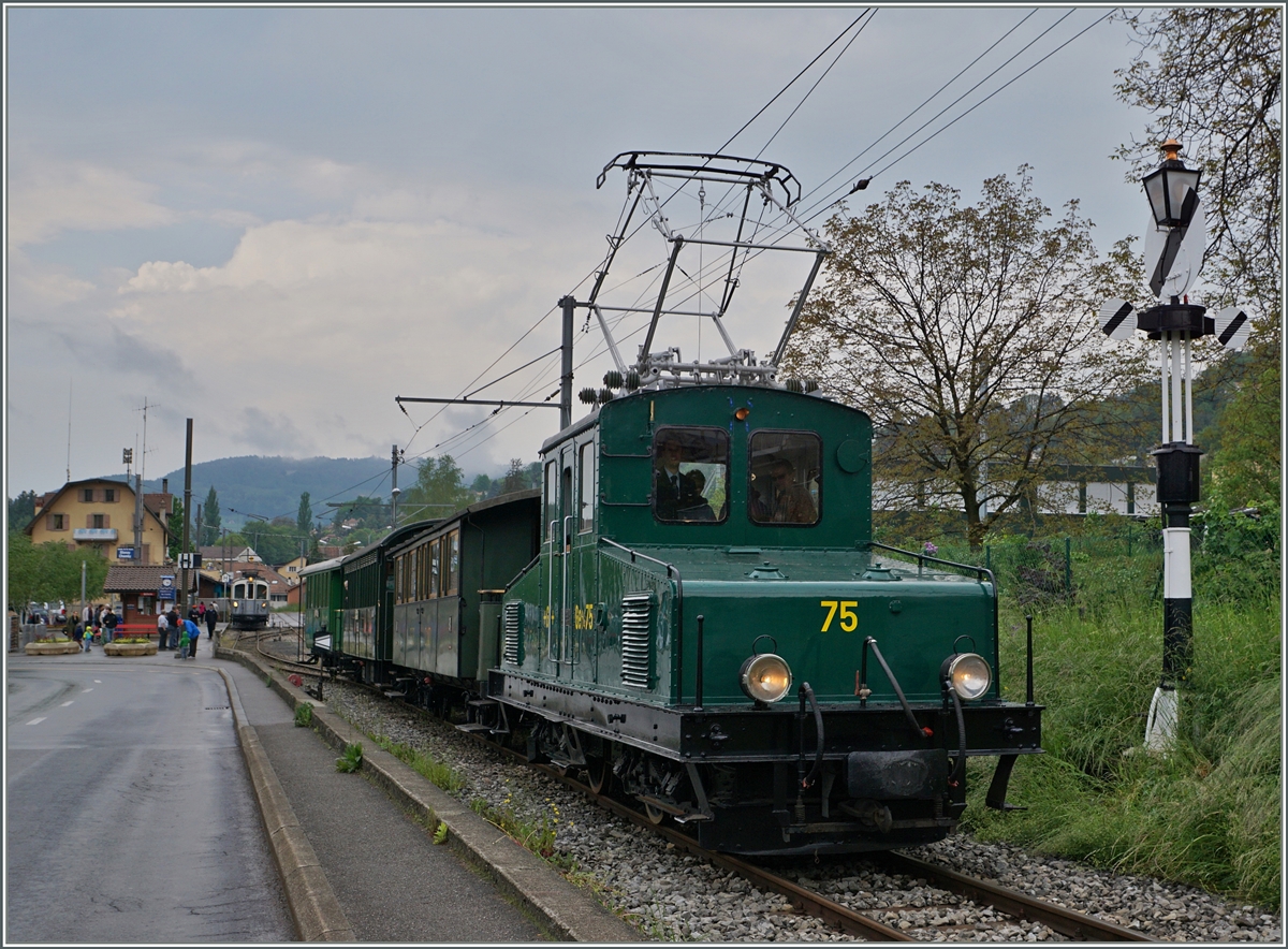 Die B-C +GF+ Ge 4/4 75 verlässt Blonay mit einem Reisezug Richtung Chaulin. Meist ist die Lok in Chaulin im Rangierdienst eingesetzt, so dass sie eher selten auf der Strecke der Blonay Chamby Bahn zu sehen ist, zu Unrecht scheint mir, passt sie doch vorzüglich zu diesem Zug.
14. Mai 2016