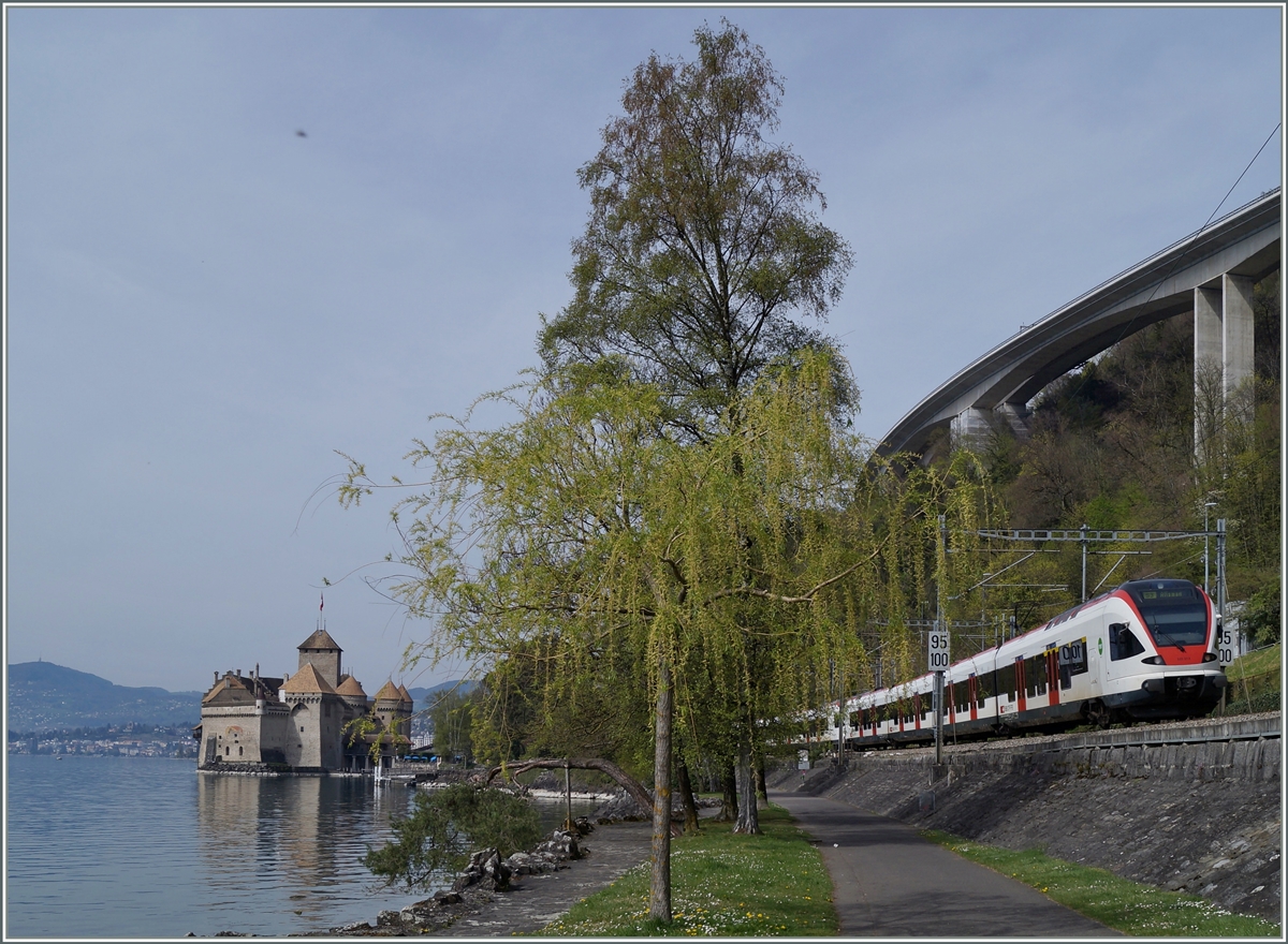 Die Bahn beim Château de Chillon aus einer etwas anderen Sicht, wobei der die Bäume an der Uferpromenade doch etwas sehr das Bild bestimmen.
7. April 2014