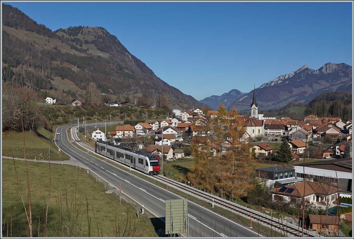 Die Bahnlinie von Bulle nach Montbovon verläuft über weiter Strecken der Strasse entlang, in Montbovon sogar auf der Strasse; im Bild der TPF Be 2/4 | B | ABe 2/4 102 als S 51 auf der Fahrt von Montbovon nach Bulle bei Albeuve. 26. Nov. 2020