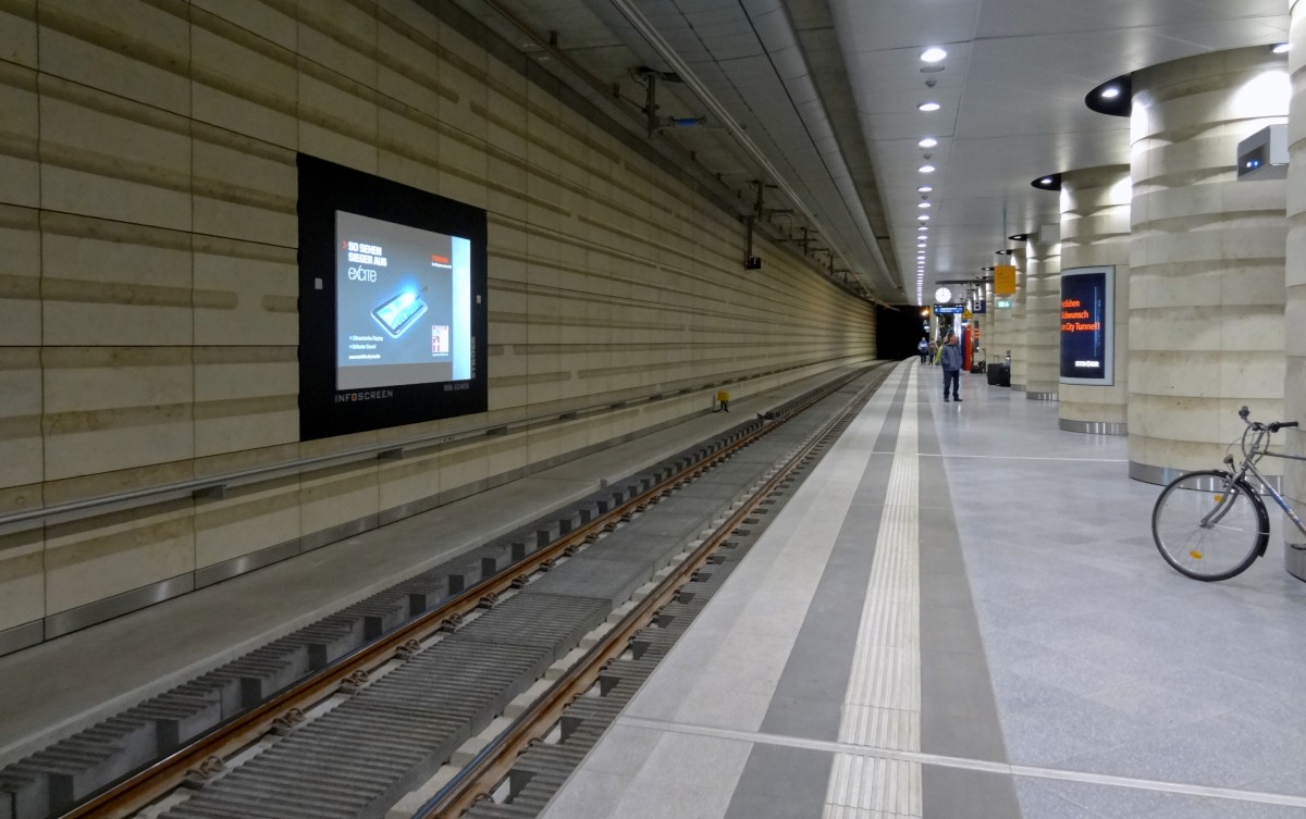 Die Bahnsteige im Tiefbahnhof im Leipziger Hauptbahnhof sind 215 Meter lang. 
Aufgenommen im Dezember 2013.