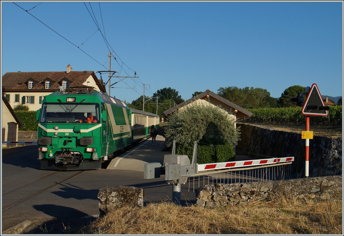 Die BAM Ge 4/4 22 mit ihrem Regionalzug 105 beim Halt in Vufflens le Château. 
21. Juli 2015