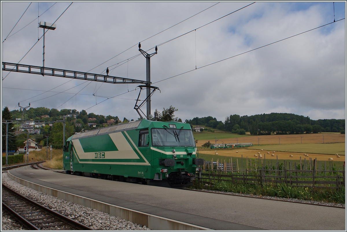 Die BAM Ge 4/4 N 22 auf der Solo-Fahrt Richtung Bire wartet in Yens den Kreuzungszug ab. 3. Juli 2014