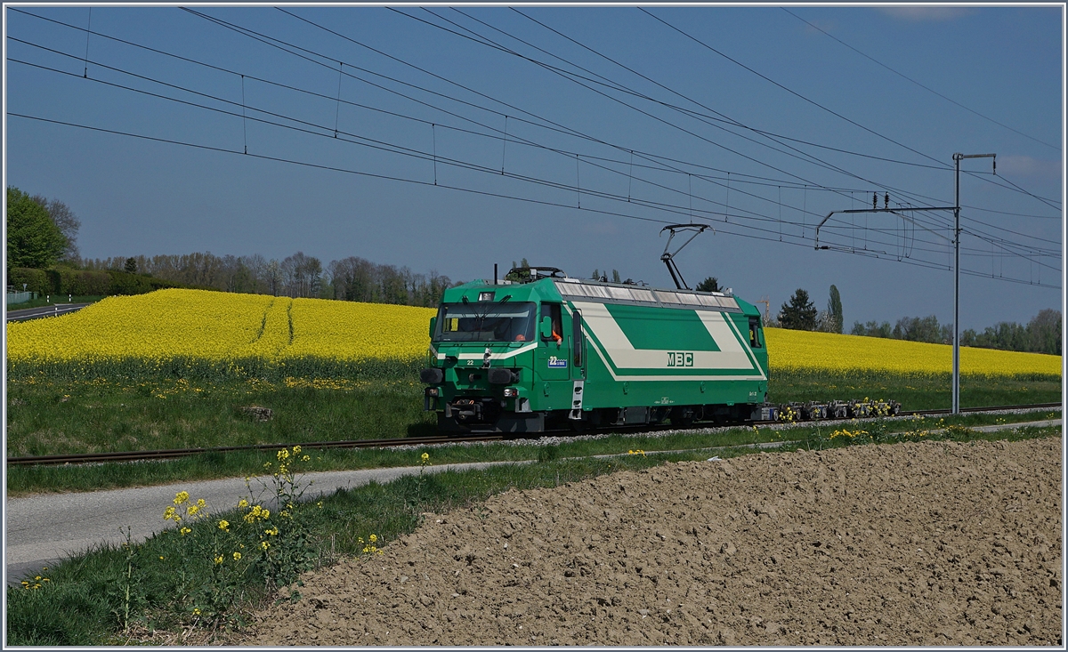 Die BAM MBC Ge 4/4 22 mit sechs Rollböcken kurz vor Yens.
11.04.2017 