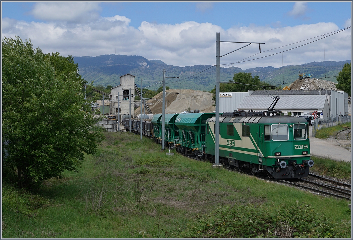 Die BAM Re 4/4 II mit ihrem Kieszug nach Apples zwischen dem Industrieanschluss und dem Bahnhof Gland. 
9. Mai 2017 