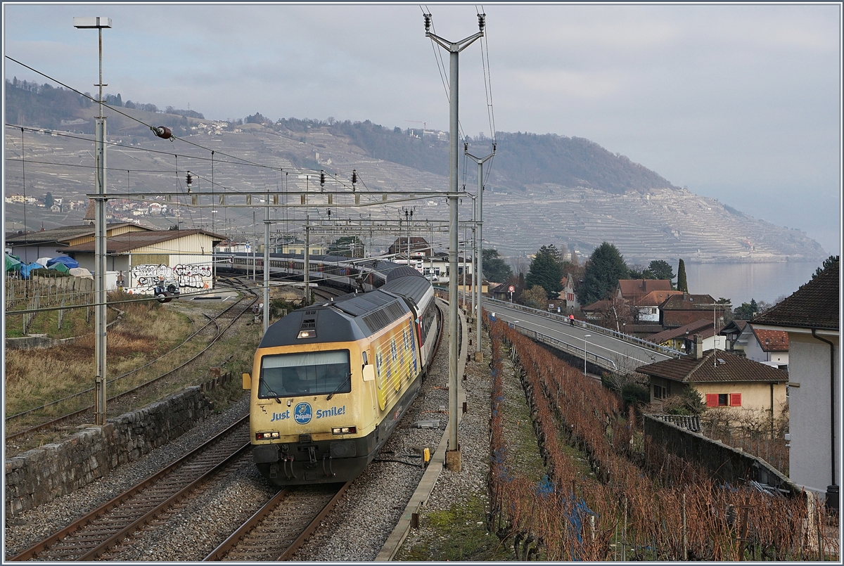 Die  Bananen  Werbelok re 460 029 mit einem IR nach Genève bei Cully.
Ende Jan. 2018