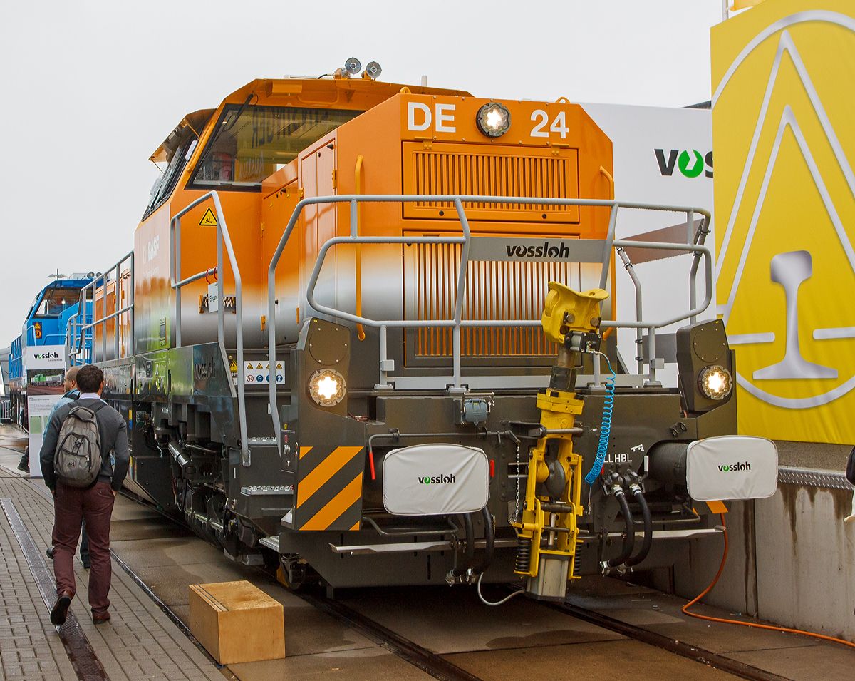 
Die BASF DE 24 (92 80 4185 003-5 D-BASF) der BASF SE in Ludwigshafen, eine Vossloh DE 18, wurde am 26.09.2014 auf dem Freigelnde auf der Inno Trans 2014 in Berlin prsentiert.

Die Lok wurde 2013  von Vossloh in Kiel unter der Fabriknummer 5501984 gebaut.

Die DE 18 ist eine neue dieselelektrische Lokomotive fr den Rangier- und Streckendienst von Vossloh Locomotives. Der dieselelektrische Antrieb der Vierachser bietet hohe Wirkungsgrade und eine redundante Architektur mit hoher Ausfallsicherheit. Auch zuknftige Innovationen wie die Hybrid- und Speichertechnik sind mit den dieselelektrischen Modellen mglich.

Technische Daten:
Spurweite:  1.435 mm 
Achsanordung:  B‘B‘
Hchstgeschwindigkeit: 120 km/h
Dieselmotorleistung:  max. 1.800 kW
Dieselmotor:  MTU 12V 4000 R43(L) 
Dieselmotordrehzahl  1.800 min-1
Abgasvorschriften:  EU/2004/26 Stufe IIIA/prepared for stage IIIB  
Anfahrzugkraft:  259 kN - 291 kN
Dienstgewicht:  80 t - 90 t
Kraftstoffvorrat:  3.000 l - 4.000 l
Raddurchmesser:  1.000 mm (neu) / 920 mm (abgenutzt)
Lnge ber Puffer : 17.000 mm  
Grte Hhe:  4.310 mm  
Grte Breite:  3.080 mm
Stromrichter : IGBT
Elektrodynamische Bremsleistung: max. 1.440 kW  
Kleinster befahrbarer Bogenradius:  55 m