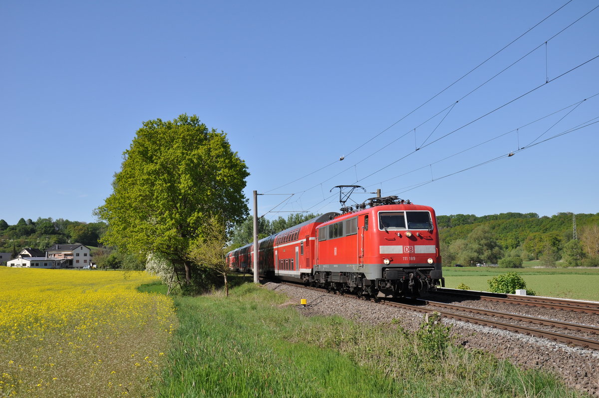 Die Baureihe 111 hat in Frankfurt eigentlich gar keine planmäßigen Einsätze mehr: Umso überraschter und erfreuter war ich dann über die Meldung, dass eine 111 sich auf die Main-Lahn-Bahn verirrt hat - und das während des Corona-Notfahrplans, wo ohnehin nur wenige Garnituren im Einsatz waren. So fuhr am 06. Mai 2020 die 111 189 mit ihrer RB22 nach Frankfurt Hbf aus dem Haltepunkt Lindenholzhausen.