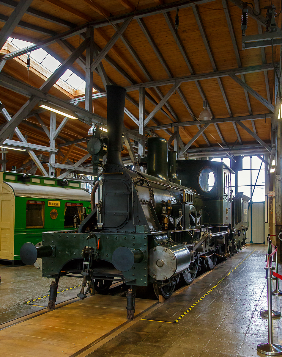 Die Bayerische B IX „1000“, eine von Maffei gebaute Schnellzuglok mit Tender der ehemaligen Königlich Bayerischen Staatseisenbahnen (K.Bay.Sts.B.), das letzte erhaltene Exemplar (der Länge nach aufgeschnitten) am 11.09.2022 in der Lokwelt Freilassing. 

Die Dampflokomotiven der Bauart B IX der Königlich Bayerischen Staatseisenbahnen (K.Bay.Sts.B.) waren die ersten zweifach gekuppelten Schnellzuglokomotiven in Bayern. Die hintere Kuppelachse befand sich unter dem Stehkessel, sodass die überhängenden Massen klein gehalten werden konnten. Daher konnte eine Höchstgeschwindigkeit von 90 km/h zugelassen werden. Die Lok erreichte in der Ebene mit einem 150 Tonnen schweren Zug eine Geschwindigkeit von 70 km/h. Die ansonsten im Stil ihrer Vorgänger gehaltenen Lokomotiven besaßen einen tiefliegenden Kessel, Außenrahmen und Stephensonsteuerung. 

Die Reichsbahn stufte die 1923 noch vorhandenen Maschinen, trotz ihres Treibraddurchmessers von 1.870 mm, nur als Personenzuglokomotive in die Gattung P23.12 ein und sah für sie noch die Betriebsnummern 34 7421–7440  (somit BR 34.74) vor. Die Maschinen, welche zwischen 1874 und 1887 von Maffei in münchen gebaut worden waren, wurden aber noch vor der Umzeichnung bis 1925 ausgemustert. Gekuppelt waren die Lokomotiven mit Schlepptendern der Bauart bay 3 T 10,5.

TECHNISCHE DATEN:
Gebaute Anzahl: 104
Spurweite: 1.435 mm (Normalspur)
Achsfolge: 1B 
Länge über Puffer: 14.000 mm
Dienstgewicht: 33,6 t
Radsatzfahrmasse: 11,0 t
Höchstgeschwindigkeit: 90 km/h
Treibraddurchmesser: 1.870 mm
Laufraddurchmesser vorn: 1.170 mm
Zylinderanzahl: 2
Zylinderdurchmesser: 406 mm
Kolbenhub: 610 mm
Kesselüberdruck: 10 bar
Tender: bay 3 T 10,5
Wasservorrat: 10,5 m³
Lokbremse: Heberlein-Schnellbremse
