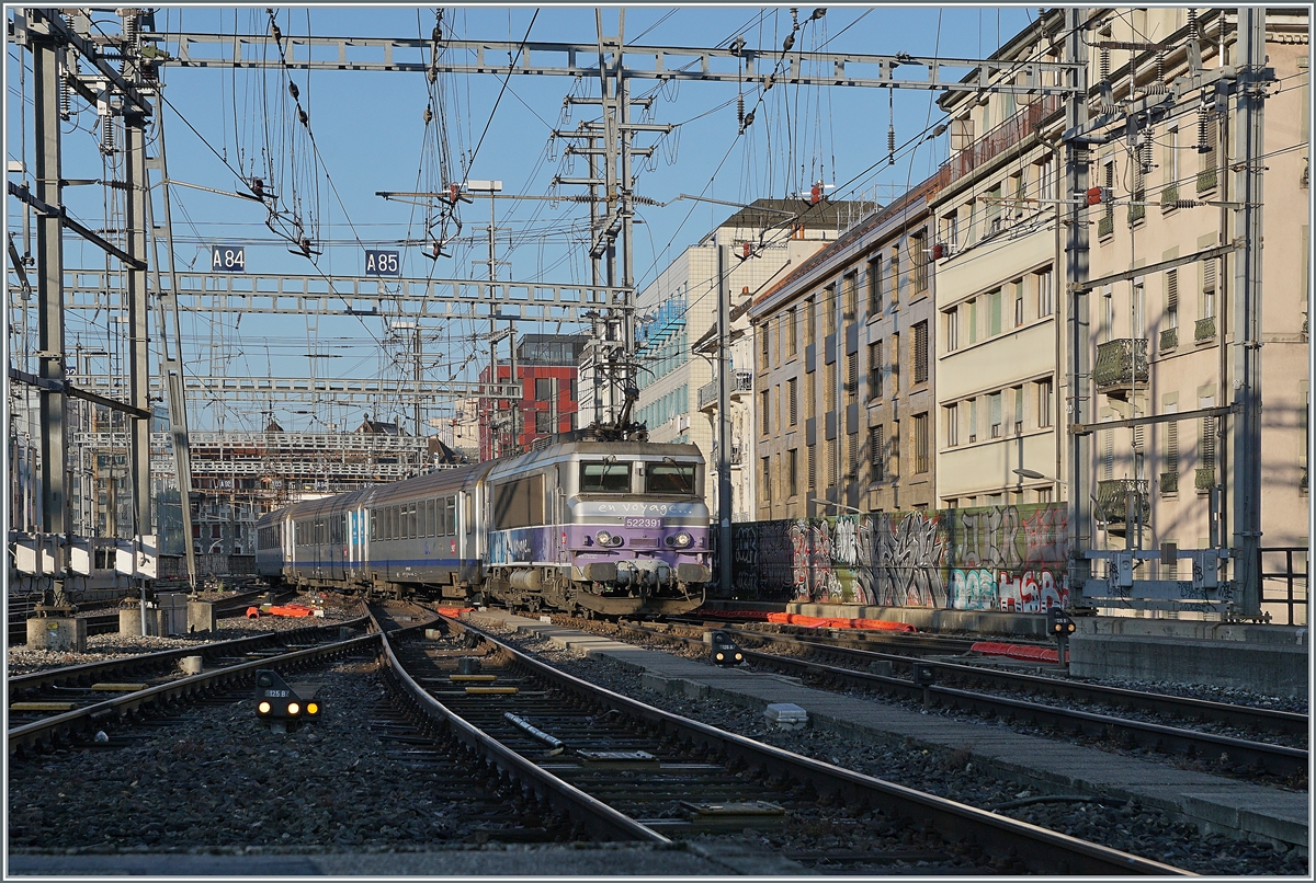 Die BB 22 391 erreicht mit ihrem TER von Lyon ihre Ziel Genève.

2. August 2021