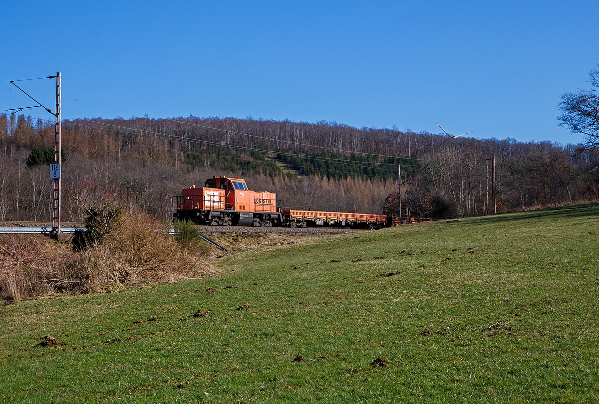 Die BBL 15 alias 214 026-7 (92 80 1214 026-7 D-BBL) der BBL Logistik GmbH, ex 212 288-5, ex DB V 100 2288, fährt am 02.03.2022 mit einem Flachwagenzug, bei  Rudersdorf (Kr. Siegen) über die Dillstrecke (KBS 445) in nördlicher Richtung.