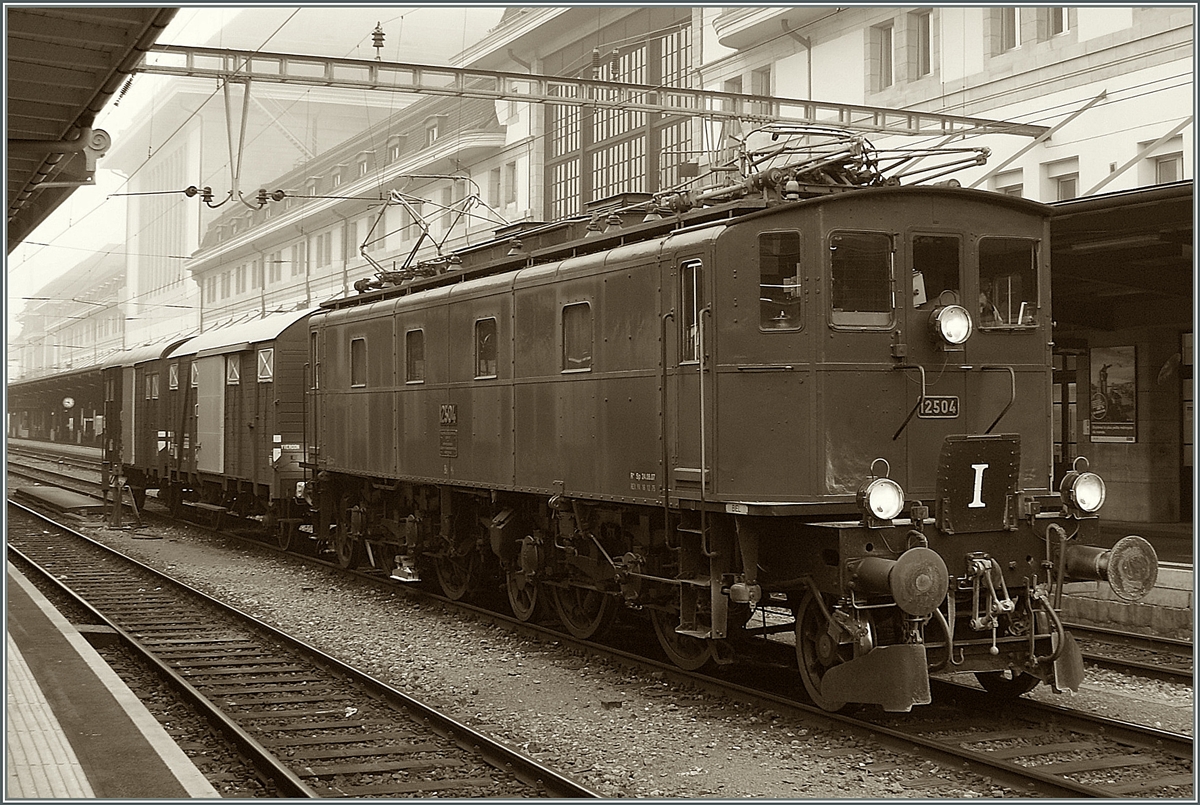 Die Be 4/7 12504 mit zwei Güterwagen am 13. Januar 2009 in Lausanne. Baujahr 1922; mit einem Gewicht 111 Tonnen leist die Lok 2400 PS und kann bis zu 80 km/h schnell fahren. 