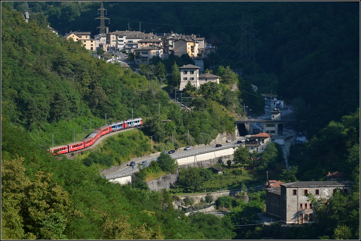 Die beiden ABe 4/4<sup>III</sup> 55 Diavolezza und 56 Corviglia erreichen in Campocologno die Schweizer Grenze. Juli 2013.