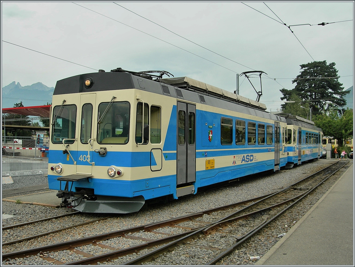 Die beiden ASD BDe 4/43 403 und 404 warten in Aigle in noch alten Schmalspurbahnhof auf die Abfahrt nach Les Diablerets. 

14. Sept. 2006