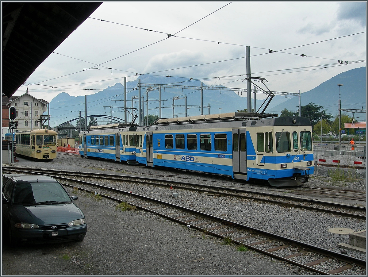 Die beiden ASD BDe 4/43 403 und 404 verlasen den alten Schmalspurbahnhof von Aigle auf ihrer Fahrt nach Les Diablerets. 

14. Sept. 200