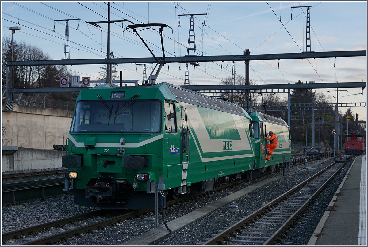 Die beiden BAM MBC Ge 4/4 21 und 22 umfahren ihren Güterzug.
22. Feb. 2017