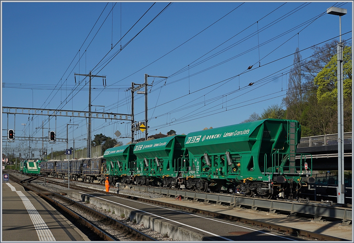 Die beiden BAM MBC Ge 4/4 stossen ihrem Zug Apples - Gland in Morges auf die Spurwechsel- Anlage, bzw. die Wagen wechseln von den zurückbleiben Rollböcken auf die Normalspurgleise. 

 
19. April 2018