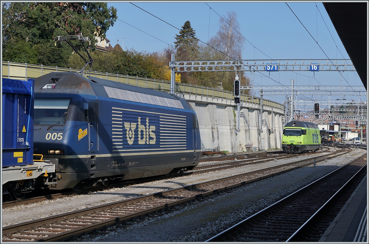 Die beiden BLS Re 465 005 und 013 in Spiez. Die Re 465 013 leistete der Re 465 005 Vorspann und kehrt nun in Depot zurück (bzw. auf die Abstellgleise).

14. April 2021