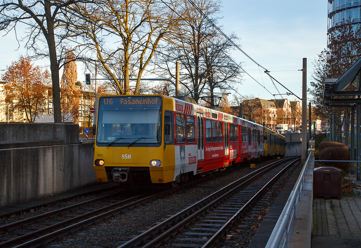 Die beiden gekuppelten SSB - Doppeltriebwagen 3075/3076 und 3069/3070 vom Typ DT 8.4 erreichen am 27.12.2016 als Linie U6 (nach Fasanenhof) die Haltestelle Alpstrae in Degerloch. 

Die Bezeichnung „S-DT 8“ steht fr Doppeltriebwagen Typ Stuttgart mit acht Achsen der ersten Generation die 1985–1986 von DWAG, ABB / AEG / Siemens gebaut wurden. Die Spurweite des DT 8 ist 1.435 mm, also Normalspur. Er hat die meterspurigen Straenbahnen des Typs GT4 im Planbetrieb abgelst, der hier noch fahren kann, da es hier noch eine dritte Schiene gibt.
