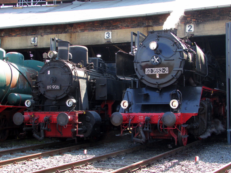 Die beiden Hausloks 89 906 und 50 3552-2 standen am 04.Mai.2014 im Lokschuppen Hanau.
Hier beim Lokschuppen-Fest
