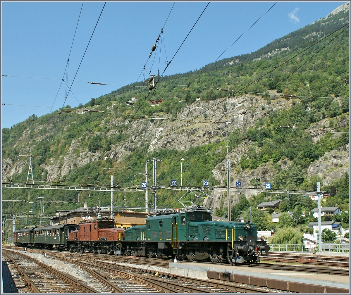 Die beiden Krokodils Ce 6/8 III 14305 (Baujahr 1925 - UIC 91 85 4601 305-6) und Ce 6/8 II 14253 (Baujahr 1919 - UIC 91 85 4601 253-8) erreichen mit ihrem historischen Schnellzug 1930 von Bern nach Domodossola den Bahnhof Brig.

20. August 2011