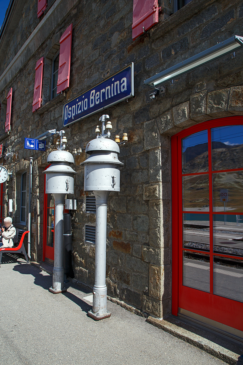 Die beiden Lutewerke der Station Ospizio Bernina ist noch heute in Betrieb, sie kndigen das baldige ankommen der Zge an (06.09.2021), es sind Spindellutwerke als Gruppenschlge.

In den frheren Jahren, als die Kommunikationsmglichkeiten noch nicht in moderner Form vorhanden waren, kamen fr die bertagung von Informationen Lutwerke zum Einsatz. Diese signalisierten dem Bahnpersonal und den Reisenden mittels Hammerschlgen an den Schallkrper, welche Zugsverbindungen erwartet bzw. bei der Nachbarstation abgefahren oder fahrbereit sind. Im Jahre 1847 erfand die Berliner Firma Siemens & Halske das erste Lutewerk.

In der Tr der Station kann man auch den Lago Bianco und die Berniagruppe erkennen.