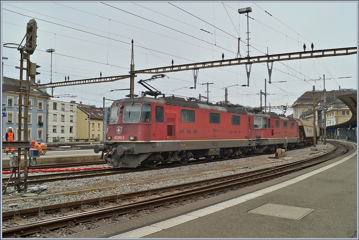 
Die beiden Re 4/4 II 11250 und 11275 mit dem  Spaghetti-Zug  von Frankreich nach Italien warten in Lausanne auf freie Strecke Richtung Wallis.

21. April 2020