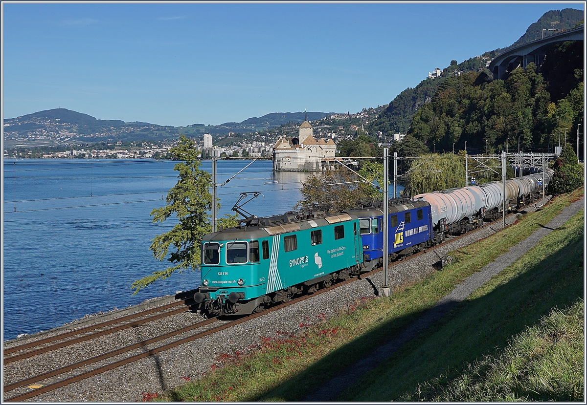 Die beiden Re 4/4 III 114 und 111 sind mit einem Kesselwagenzug beim Château de Chillon Richtung Wallis unterwegs. 11. Okt. 2019