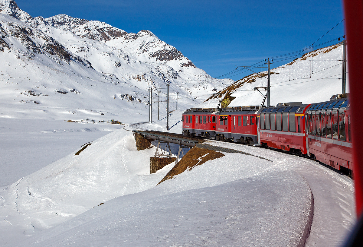 
Die beiden RhB ABe 4/4 III - 51  Poschiavo  und 52  Brusio  ziehen am 20.02.2017 unseren Regiozug nach St. Moritz, kurz vor Ospizio Bernina passieren wir gerade die 46 m lange A m See Brcke , links befindet sie der Lago Bianco.