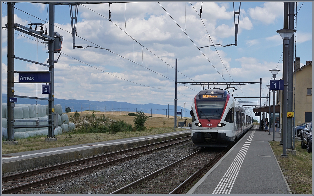 Die beiden SBB RABe 523 027 und 059, unterwegs als RER Vaud von Vallorbe nach Villeneuve beim Halt in Arnex.

14. Juli 2020