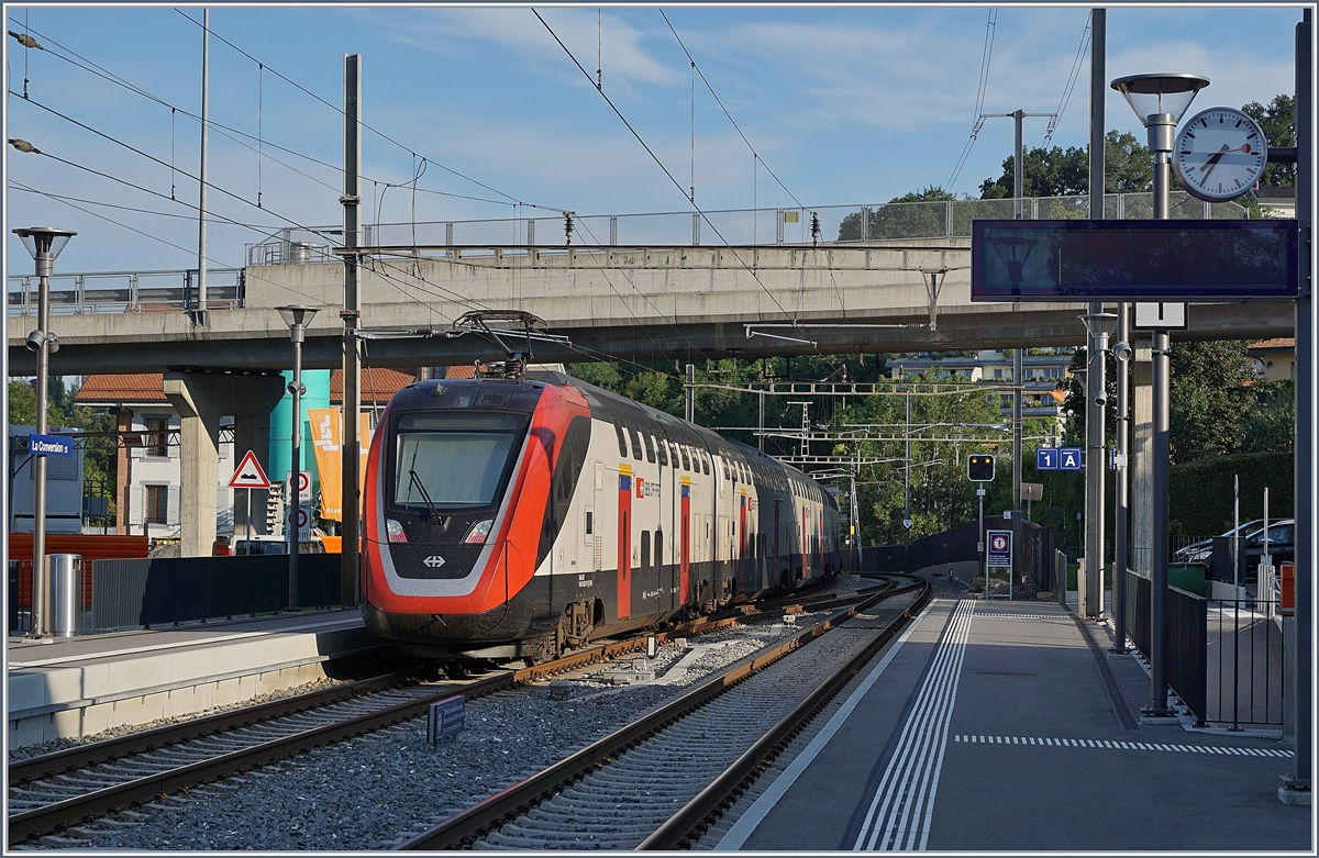 Die beiden SBB Twindexx RABe 502 212-9 und RABDe 502 010-3 (Ville de Genève) bei der Durchfahrt in La Conversion auf dem Wega nach Genève Aéroport. 

14. Juli 2020