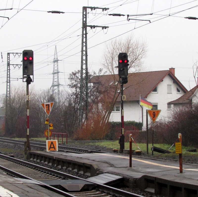 Die beiden Signal B und G und die beiden Lf 1(7 & 9) und ein Lf 2(A) und der Überweg zum Bahnsteig 2.
Aufgenommen in Weiterstadt am 14.Dez.2013