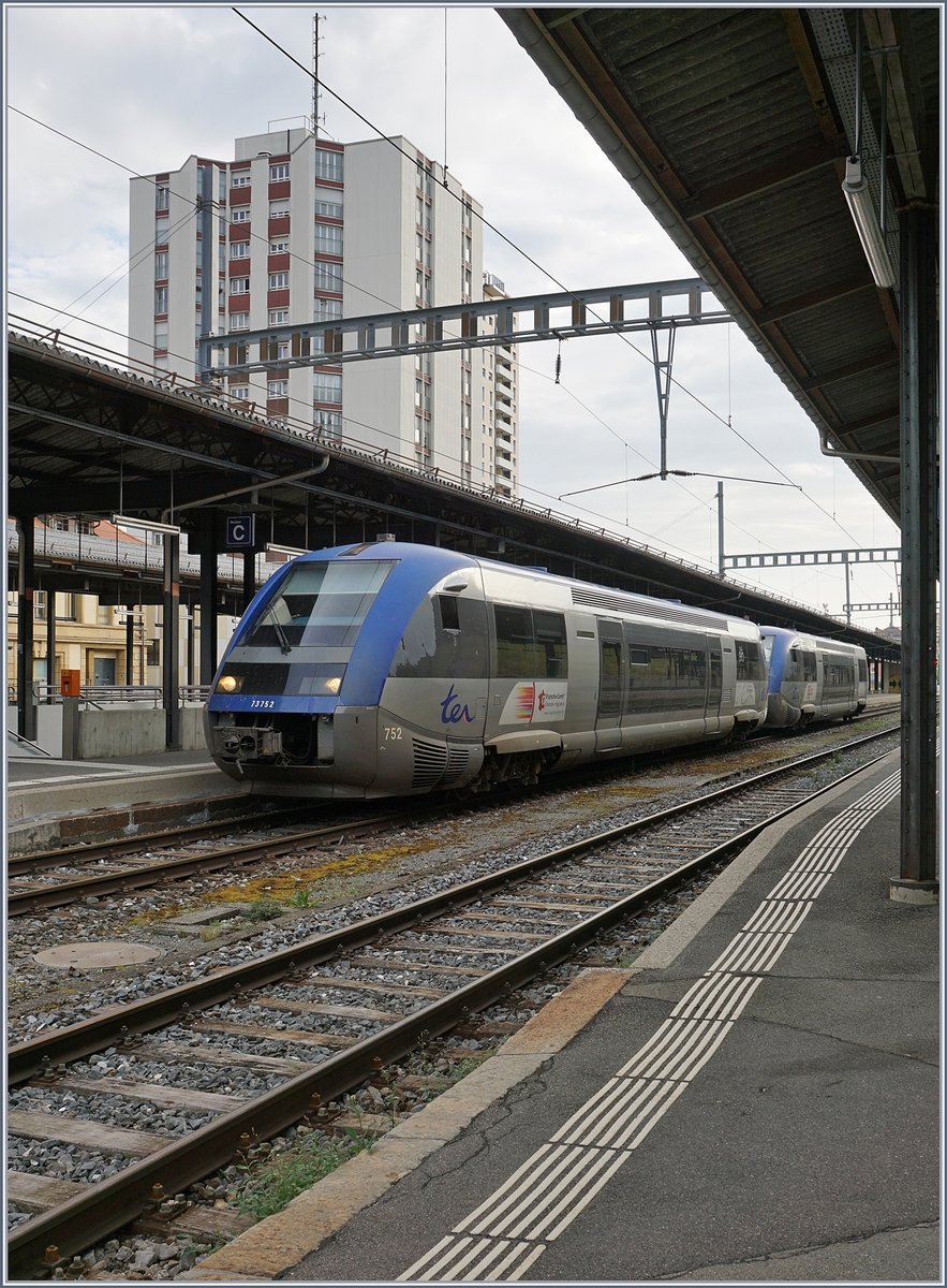 Die beiden SNCF X 73752 und 73753 warten in La Chaux-de-Fonds als TER 18108 nach Besançon-Viotte auf die baldige Abfahrt.

12. August 2020 