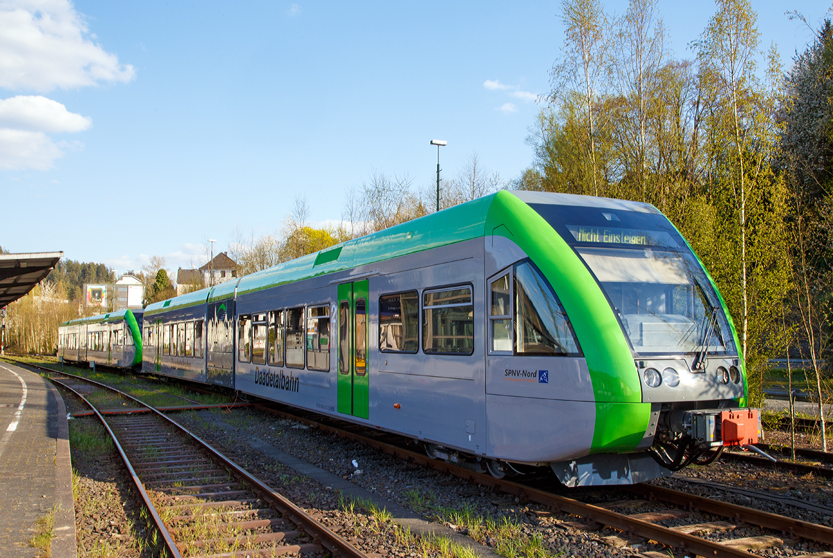 
Die beiden Stadler GTW 2/6  Daadetalbahn  der Westerwaldbahn GmbH (WEBA) sind am 18.04.2016 in Betzdorf/Sieg abgestellt. 

Es sind alte Bekannte im neuen Design, vorne der 95 80 0946 417-2 D-WEBA/95 80 0646 417-5 D-WEBA/95 80 0946 917-1 D-WEBA der ex VT 117 der Hellertalbahn und hinten 95 80 0946 418-0 D-WEBA / 95 80 0646 418-3 D-WEBA / 95 80 0946 918-9 D-WEBA der ex VT 118 der Hellertalbahn .