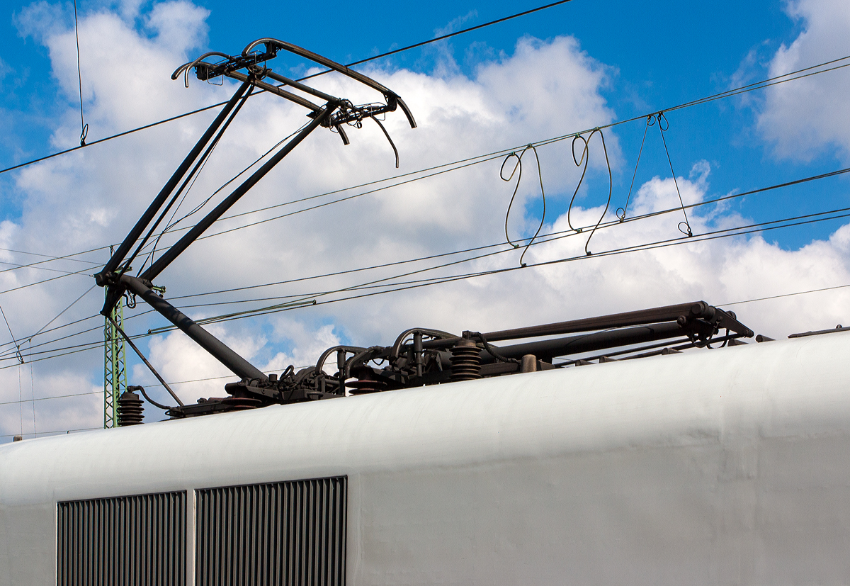 Die beiden Stromabnehmer vom fr die Schweiz zugelassenen ICE 1 – (Tz 186 „Chur“), hier am Triebkopf 401 086-4 am 27.08.2014 im Hbf Hanau, angehoben mit breiter Wippe (1.950 mm) frs deutsche Netz und abgesenkt mit schmaler Wippe (1.450 mm) fr die Schweiz. 

Beim ICE 1 wurde der Einholm-Hochgeschwindigkeitsstromabnehmer DSA 350 SEK der Firma Stemmann Technik GmbH serienmig eingebaut. Hier die wichtigsten Daten (fr DB-Netz):

Fahrgeschwindigkeit: 	280 km/h
Material: Stahl und Aluminium
Gewicht (ohne Isolatoren): 	106 kg
Grte Steighhe: 3.000 mm (mit Isolatoren)
Tiefste Lage (mit Isolatoren): 540 mm
Schleifleistenlnge: 1.576 mm
Wippenbreite: 1.950 mm
max. Spannung: 	15 kV/25kV
max. Strom 1000 A
Schleifkontakt: Graphit 
Anpresskraft: 70 - 120 N (einstellbar)
Antriebsart: Pneumatischer Hubantrieb
Antriebsversorgung: 5 bar
Besttigungszeit Heben: 	5 sek. (einstellbar)
Besttigungszeit Senken: 	4 sek. (einstellbar)
