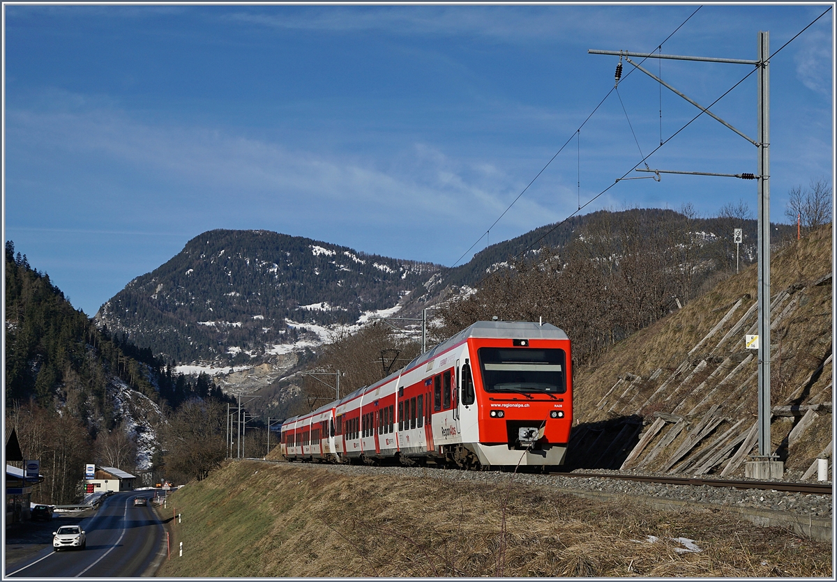 Die beiden TMR NINA RABe 525 041 und 039 haben auf ihrer Fahrt von Martigny nach Le Châble ihr Ziel schon fast erreicht.

9. Februar 2020  