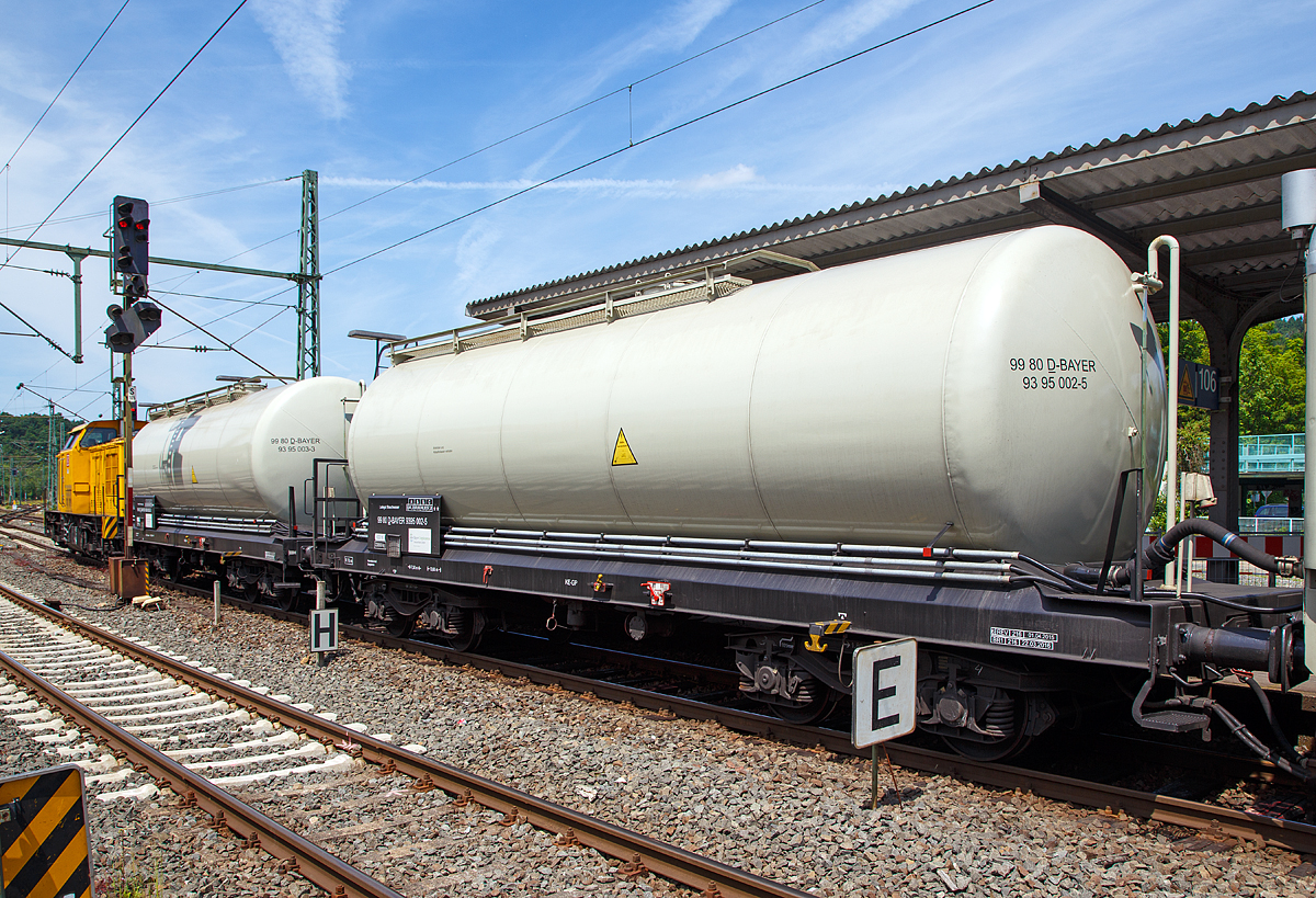 
Die beiden Wasserwagen 99 80 D-BAYER 9395 002-5 und  99 80 D-BAYER 9395 003-3 (zwei Drehgestell-Kesselwagen mit 4 Radstzen) vom Unkrautspritzzug der Bayer CropScience Deutschland GmbH am 10.06.2016 beim Halt im Bahnhof Betzdorf (Sieg).  

Technische Daten: 
Spurweite: 1.435 mm (Normalspur) 
Anzahl der Achsen: 4 in 2 Drehgestellen
Lnge ber Puffer: 13.650mm 
Drehzapfenabstand: 7.500 mm 
Achsabstand im Drehgestell: 1.800 mm 
Eigengewicht: 22.650 kg  bzw. 22.950 kg 
Nutzinhalt: 63.000 Liter (wobei vom max. Gewicht nur 57.000 l mglich)
Max. Zuladung: 57 t (bei Streckenklasse C)
Hchstgeschwindigkeit: 120 km (lauftechnische Eignung)