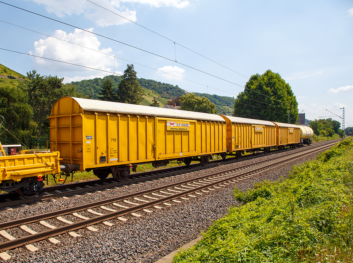 Die Beiwagen bzw. Gerätewagen zur Recycling-Planumsverbesserungsmaschine RPMW 2002-2 der H.F. Wiebe GmbH & Co. KG am 14.07.2018 im Zugverband auf der Fahrt durch Leutesdorf,  auf der KBS 465 (Rechte Rheinstrecke) in Richtung Norden. Es sind 2-achsige Güterwagen der Gattung Hbbkks, in einzelnen:
Der Wiebe Wagen 710 mit der UIC-Nr. 23 80 2323 061-4 D-HFW;
der Wiebe Wagen 711 mit der NUIC-Nr. 23 80 2323 063-0 D-HFW und
der Wiebe Wagen 712 mit der UIC-Nr. 23 80 2323 064-8 D-HFW. 

Technische Daten der Wagen:
Spurweite: 1.435 mm
Anzahl der Achsen: 2
Länge über Puffer: 15.900 mm
Ladelänge: 14.700 mm
Achsabstand: 9.000 mm
Ladefläche: 39,2 m²
Eigengewicht:  16.990 kg
Max. Ladegewicht: 23,0 t
Höchstgeschwindigkeit: 100 km/h (beladen) / 120 Km/h (leer)
Bremse: KE-GP-A (max. 38 t)
Intern. Verwendungsfähigkeit: RIV

Diese Wagen sind ehemalige Post 2ss-t/15 Wagen für 28 Paketrollbehälter. Sie wurden Waggon Union Siegen (Netphen,  Ortsteil Dreis-Tiefenbach) gebaut.
