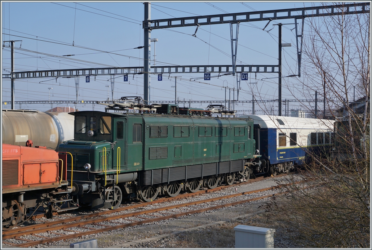 Die bereits vielfach im Einsatz gezeigte Swisstrain Ae 4/7 10997 wartet in Payerne auf ihre nächste Fahrt.

1. März 2021