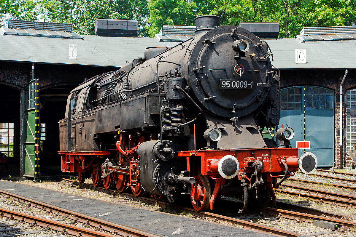 Die  Bergkönigin   95 0009-1 am 07.06.2014 im Eisenbahnmuseum Dieringhausen. Diese Lok hatte schon viele Bezeichnungen und zwar: Bestellt als preußische T 20 Magdeburg 9209, ausgeliefert als DR 77 009 > DR 95 009 > DRG 95 009 > DR 95 009 >  Umbau auf Ölfeuerung, und somit DR 95 0009-1. 

Die preußische  T 20 wurde 1922 von Borsig in Berlin unter der Fabriknummer 11113 gebaut und 1923 an die Deutsche Reichseisenbahnen als DR 77 009 ausgeliefert (bestellt war sie noch als T 20 Magdeburg 9209), im gleichen Jahr wurde sie aber noch in DR 95 009 umgezeichnet. 
Nach dem Krieg verblieb die Lok im Osten und blieb so als DR 95 009 bezeichnet. Die Lok wurde 1966 umgebaut, sie erhielt einen Nachbaukessel und Ölfeuerung, so erhielt sie 1970 nach dem EDV-Nummernplan der DR die Bezeichnung 95 0009-1 (BR 95.00 ). Die Lok wurde 1981 zurückgestellt (z-Stellung) und 1984 bei der DR ausgemustert.
Schon 1984 kam sie zur Museumseisenbahn Paderborn und Später zur EFO (Eisenbahnfreunde Flügelrad Oberberg e. V.) dem Vorgänger Verein der Interessengemeinschaft und Förderverein für das Eisenbahnmuseum Gummersbach-Dieringhausen e. V..

Die Baureihe 95 ist eine schwere fünffachgekuppelte Tenderlokomotive mit der Achsfolge 1'E1', welche von der Deutschen Reichsbahn (DR) ab Anfang 1923 für den Einsatz vor schweren Güterzügen auf steilen Hauptbahnen in Betrieb genommen wurde. Da die Baureihe noch in der letzten Zeit der preußischen Staatsbahn entwickelt wurde, wird sie auch als preußische T 20 bezeichnet.

Mit der Entwicklung der T 20 griff die preußische Staatsbahn den von der Halberstadt-Blankenburger Eisenbahn mit ihrer Tierklasse umgesetzten Gedanken der Ablösung des umständlichen und zeitraubenden Zahnradbahnbetriebs auf Steilstrecken durch besonders zugkräftige Reibungslokomotiven mit dynamischer Gegendruckbremse als drittem Bremssystem auf.

Die ersten zehn 1922 gebauten und ab Anfang 1923 ausgelieferten Exemplare der Baureihe waren als T 20 Magdeburg 9201–9210 bestellt worden. Die Fahrzeuge wurden durch den Besteller zunächst als 77 001 bis 77 010 in den Betriebsbestand eingereiht, da für sie zunächst die Baureihe 77 vorgesehen war. Noch im Verlaufe des gleichen Jahres jedoch zeichnete man sie in die Betriebsnummern 95 001–010 um. Insgesamt wurden bis 1924 45 Stück gebaut. Einsatzgebiete waren unter anderem die Bahnstrecke Sonneberg–Probstzella, die Spessartrampe, die Frankenwaldbahn, die Geislinger Steige, die Schiefe Ebene und die Rübelandbahn, wodurch sie zu ihrem Spitznamen „Bergkönigin“ kam.

Die Maschinen verfügen über einen 100 mm dicken Barrenrahmen mit fünf Querversteifungen aus Stahlguss sowie einen Kessel mit über dem Rahmen stehendem Hinterkessel nach Belpaire. Die Laufradsätze bilden mit den benachbarten Kuppelachsen Krauss-Helmholtz-Lenkgestelle. Die drei mittleren Kuppelradsätze sind fest im Rahmen gelagert, allerdings ist der Spurkranz bei dem dritten Kuppelradsatz um 15 mm geschwächt. Das Zweizylinder-Heißdampftriebwerk treibt den dritten Kuppelradsatz an und verfügt über selbsttätige Druckausgleicher für den Triebwerksleerlauf.

Diese Dampflokgattung war die stärkste von der DR beschaffte Tenderlok. Sie konnte in der Ebene bei einer Geschwindigkeit von 50 km/h eine Zuglast von 2060 Tonnen befördern und bei 25 Promille Steigung mit 25 km/h Geschwindigkeit immerhin noch 430 Tonnen. Damit erreichten sie fast das Leistungsvermögen der rund 30 Tonnen schwereren bayerischen Malletlok Gt 2×4/4. Diese bewältigte auf 25 Promille Steigung mit 25 km/h eine Zuglast von 465 Tonnen, war aber in der Unterhaltung aufgrund des komplexeren Triebwerkes teurer. Die sehr hohe Reibungslast von 95,3 t ermöglichte den Verzicht auf Zahnstangenbetrieb bis zu einer Steigung von 70 ‰, insbesondere auch, weil die Riggenbach-Gegendruckbremse (die Lokomotive wird durch Verdichtungsarbeit in den Antriebszylindern abbremst) auch bei langen Talfahrten das Abbremsen hoher Lasten ohne Verschleiß und Überhitzung der Bremsbeläge sowie Radreifen und der damit verbundenen Gefahr nachlassender Bremswirkung sicherstellte.

Von den 45 Lokomotiven der Baureihe blieben 31im Osten und kamen zur Deutschen Reichsbahn. Von diesen wurden zwischen 1966 und 1972 24 Stück auf Ölhauptfeuerung umgebaut, zehn Stück wurden überdies neubekesselt. Ab 1970 bezeichnete die DR die ölbefeuerten Lokomotiven als Baureihe 95.00 und die nicht umgebauten Exemplare mit Kohlefeuerung als Baureihe 95.10. Die letzten Lokomotiven der Baureihe waren auf der Strecke Sonneberg–Eisfeld im Einsatz und wurden erst 1981 ausgemustert. 

TECHNISCHE DATEN:
Gebaute Anzahl:  45
Bauart:  1'E1' h2
Gattung:  Gt 57.19
Spurweite:  1435 mm (Normalspur)
Länge über Puffer:  15.100 mm
Höhe:  4.550 mm
Gesamtradstand:  11.900 mm
Leergewicht:  103,7 t
Dienstgewicht:  127,4 t
Reibungsmasse:  95,3 t
Radsatzfahrmasse:  19,1 t
Höchstgeschwindigkeit:  70 km/h
Indizierte Leistung:  1.192 kW / 1.621 PS
Treibraddurchmesser:  1.400 mm
Laufraddurchmesser vorn:  850 mm
Laufraddurchmesser hinten:  850 mm
Steuerungsart:  Heusinger
Zylinderanzahl:  2
Zylinderdurchmesser:  700 mm
Kolbenhub:  660 mm
Kesselüberdruck:  14 bar
Wasservorrat:  12,0 m³
Brennstoffvorrat:  4 t Kohle
Bremse:  Knorr-Druckluftbremse
Riggenbach-Gegendruckbremse
Zugheizung:  Dampfheizung

Anzahl der Heizrohre:  218
Anzahl der Rauchrohre:  34
Heizrohrlänge:  4.500 mm
Rostfläche:  4,36 m²
Strahlungsheizfläche:  17 m²
Rohrheizfläche:  183 m²
Überhitzerfläche:  62,50 m²
Verdampfungsheizfläche:  200,00 m²