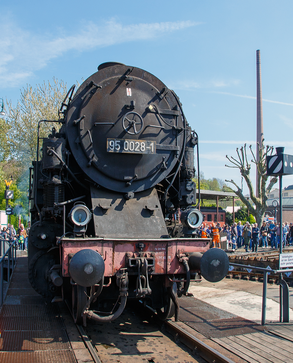 
Die  Bergkönigin   95 0028-1, ex DR 95 028, am 30.04.2017 auf der Drehschiebe im DGEG Eisenbahnmuseum Bochum-Dahlhausen.

Die T 20 wurde 1923 von HANOMAG - Hannoversche Maschinenbau AG (Hannover-Linden)unter der Fabriknummer 10186 gebaut und an die Deutsche Reichseisenbahnen als DR 95 028 ausgeliefert. 1967 erfolgte der Umbau auf Ölhauptfeuerung im Raw Meiningen und die Umzeichnung in DR 95 0028-1, so fuhr sie bis zur z-Stellung im Mai 1980. Die Ausmusterung erfolgte 1983 und die Lok wurde von der DGEG - Deutsche Gesellschaft für Eisenbahngeschichte e. V. gekauft.
