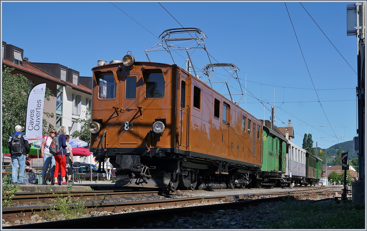 Die Bernina Bahn Ge 4/4 81 der Blonay Chamby Bahn führte den ersten Zug von Chaulin nach Blonay und zurück am diesjährigen, traditionellen Pfingsfestival der B-C.  

Blonay, den 8. Juni 2019