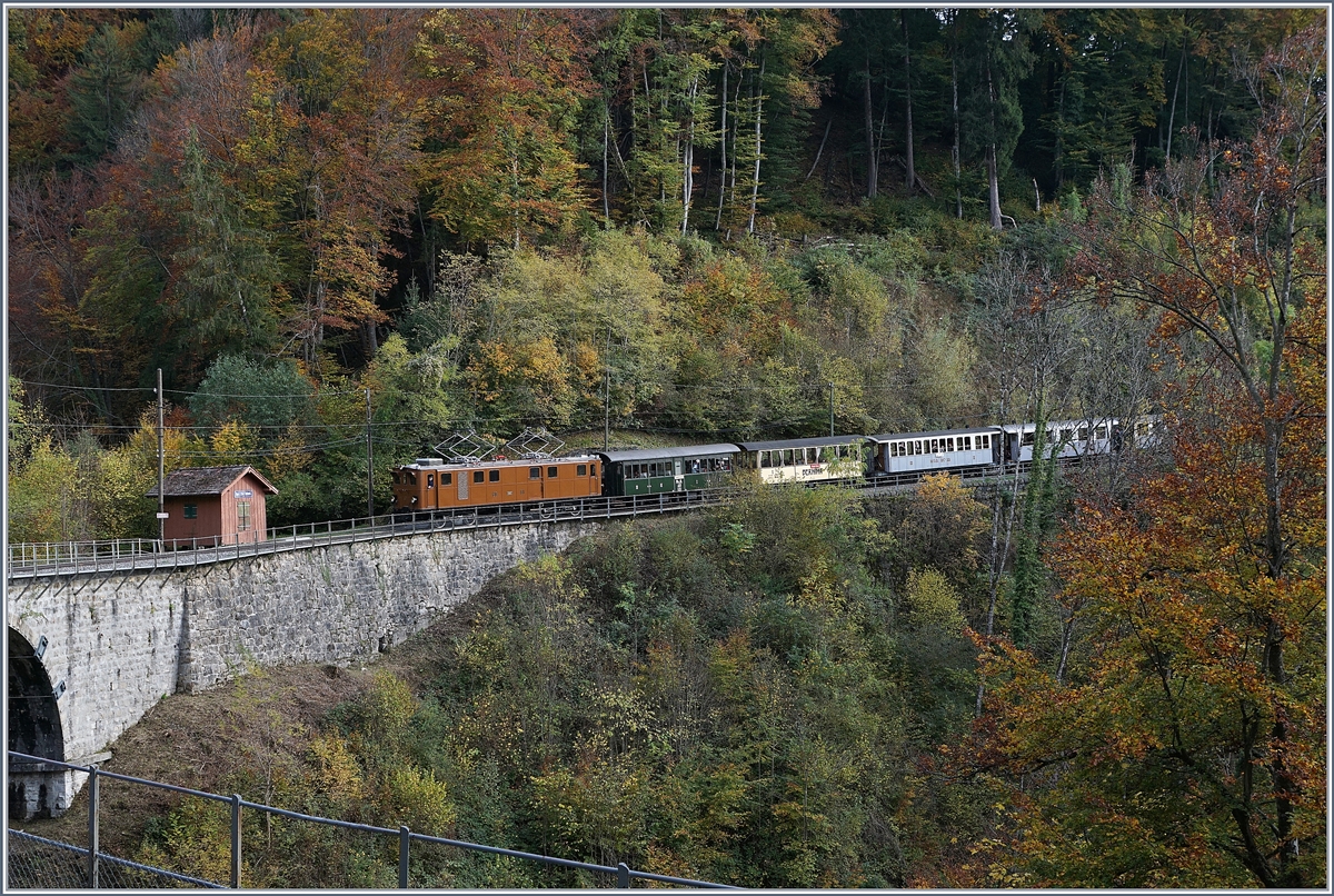 Die Bernina Bahn Ge 4/4 81 erreicht mit ihrem langen Zug  Vers-chez-Robert . 

27. Okt. 2019