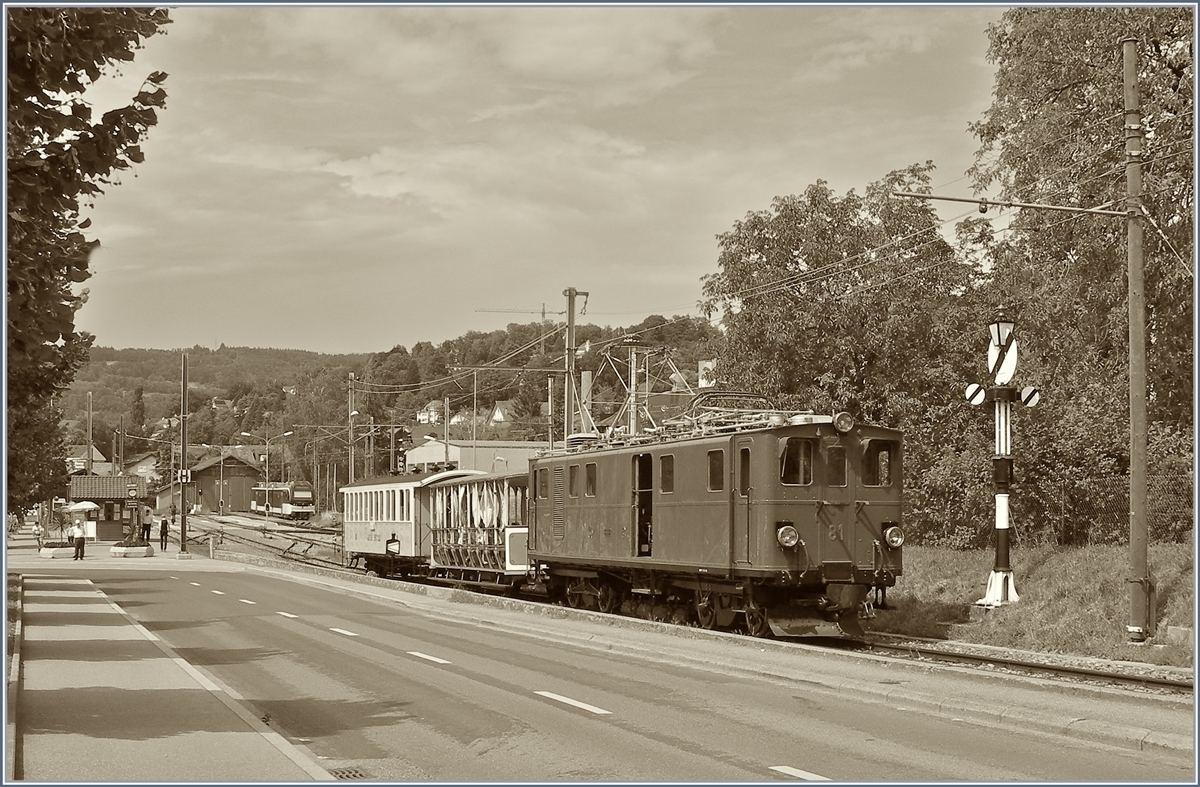 Die Bernina Bahn Ge 4/4 81 war bei der Blonay Chamby Bahn an diesem Sonntag wieder einmal im Einsatz und zeigt sich hier bei der Ausfahrt in Blonay bei der Hippschen Wendescheibe. 

16. August 2020
