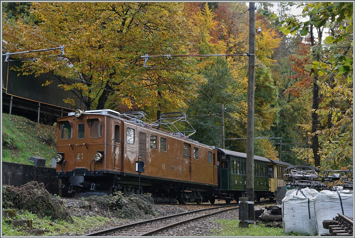 Die Bernina Bahn Ge 4/4 81 erreicht vom Musemsbahnhof Chaulin kommend die Strecke Chamby - Blonay- 

24. Okt. 2020