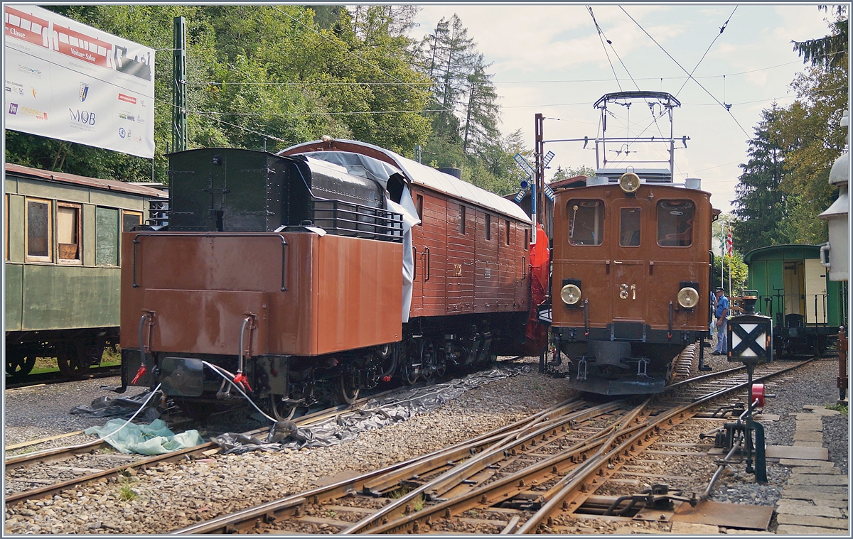 Die Bernina Bhan Ge 4/4 81 rangiert in Chaulin und gibt den Blick frei auf eine weiters Bernina Fahrzeug: die Xrot 1052 von 1912.
19. August 2018